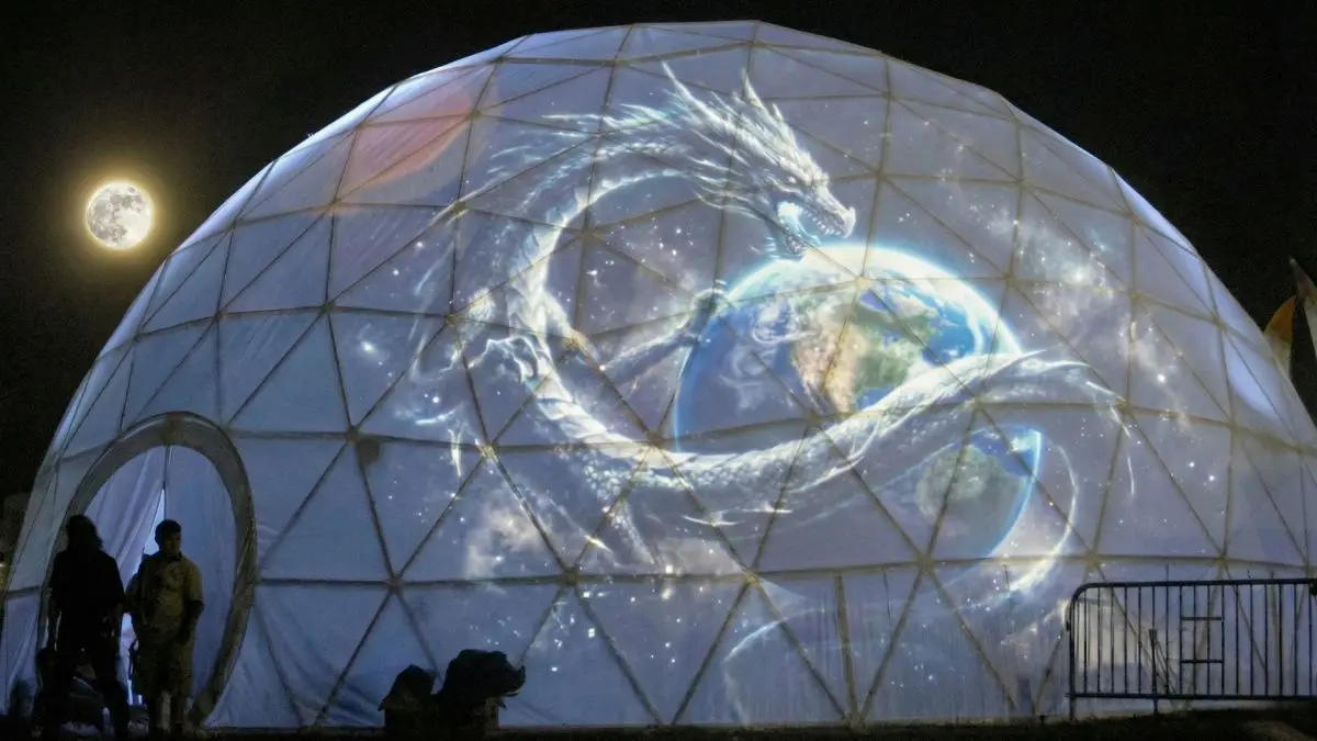 Domo inmersivo con proyección 360° de noche