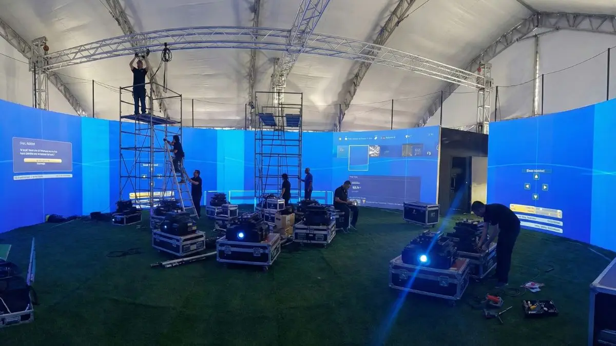 Montaje de sala inmersiva con andamios y proyectores